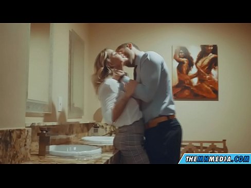 ❤️ Kung ang usa ka busty blonde naghaylo kanimo sa usa ka publiko nga kasilyas ❤❌ Sex video sa amon ❌️